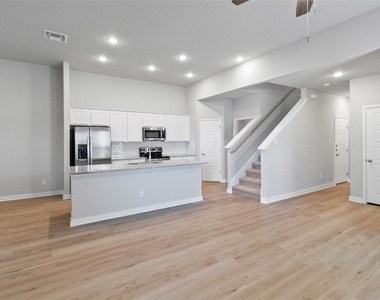 992 Staglin St - Photo Thumbnail 2