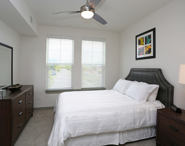 670 E Algonquin Road - Photo Thumbnail 5