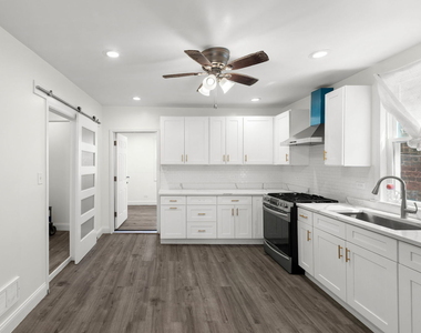 2237 S Oakley Avenue - Photo Thumbnail 10