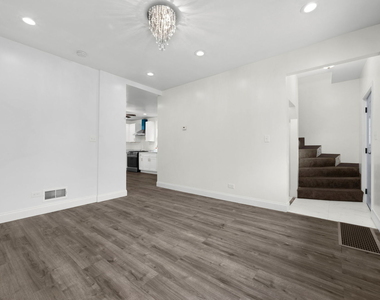 2237 S Oakley Avenue - Photo Thumbnail 8