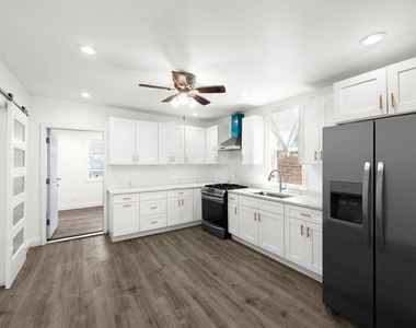 2237 S Oakley Avenue - Photo Thumbnail 3