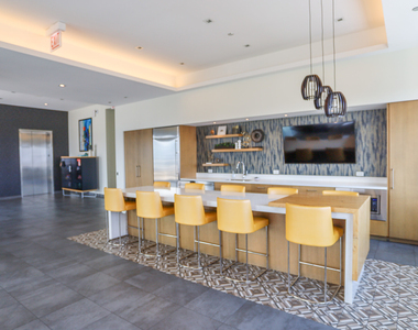 910 W Huron Street - Photo Thumbnail 19