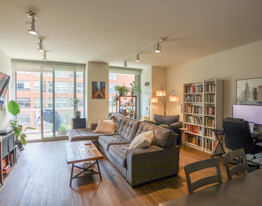 910 W Huron Street - Photo Thumbnail 2