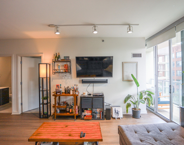 910 W Huron Street - Photo Thumbnail 5