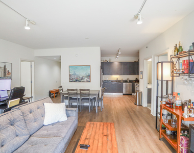910 W Huron Street - Photo Thumbnail 3
