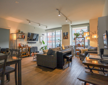 910 W Huron Street - Photo Thumbnail 1