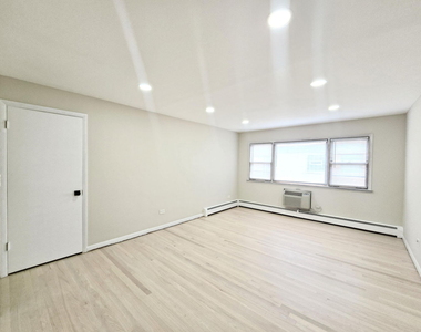 6747 N Olmsted Avenue - Photo Thumbnail 5