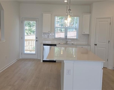 607 Rose Hill Lane - Photo Thumbnail 3