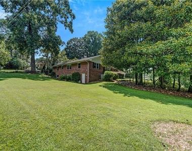 2127 Desmond Drive - Photo Thumbnail 2
