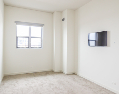 910 W Huron Street - Photo Thumbnail 8