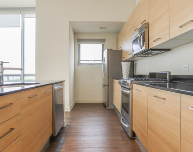 910 W Huron Street - Photo Thumbnail 6