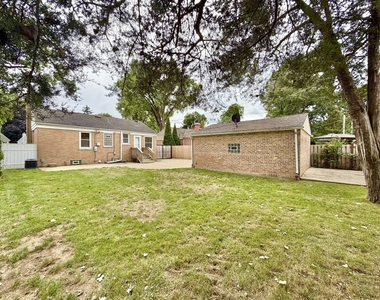 5816 W Greenleaf Avenue - Photo Thumbnail 22
