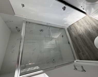 6901 N Ridge Boulevard - Photo Thumbnail 8