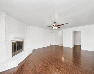 7410 La Place Drive - Photo Thumbnail 8