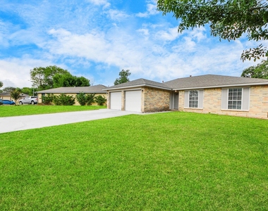 7410 La Place Drive - Photo Thumbnail 3