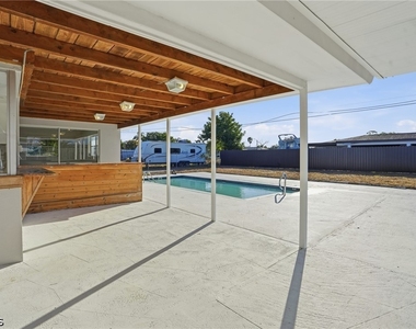312 Hollywood Street - Photo Thumbnail 2