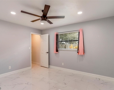 1201 Se 16th Terrace - Photo Thumbnail 17