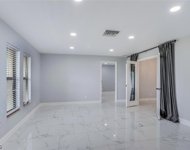 1201 Se 16th Terrace - Photo Thumbnail 3