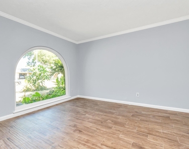 13627 Greenridge Drive - Photo Thumbnail 4