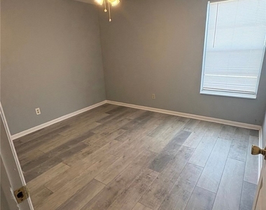 424 Valley Drive - Photo Thumbnail 10