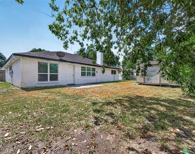 1002 Kenforest Drive - Photo Thumbnail 8