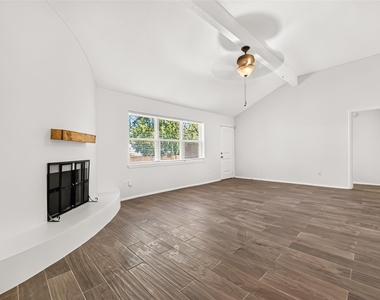 1002 Kenforest Drive - Photo Thumbnail 4