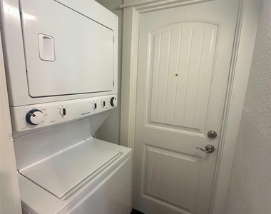 626 W 10th Street - Photo Thumbnail 5