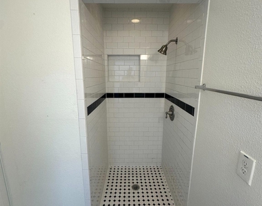 626 W 10th Street - Photo Thumbnail 4