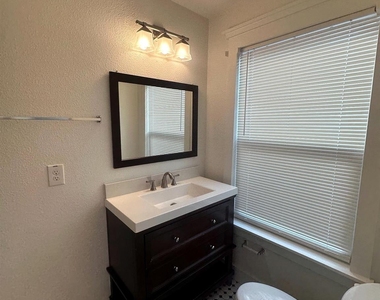 626 W 10th Street - Photo Thumbnail 3