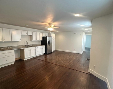 626 W 10th Street - Photo Thumbnail 8