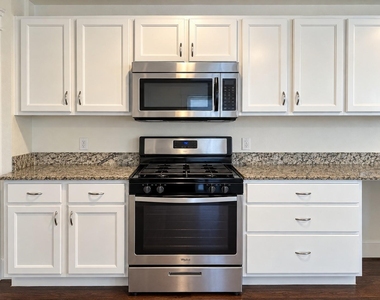 626 W 10th Street - Photo Thumbnail 7