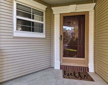 219 Warbler - Photo Thumbnail 2