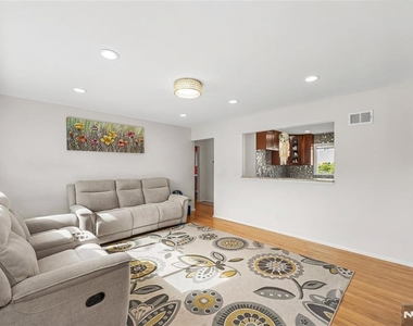 813 Morton - Photo Thumbnail 3
