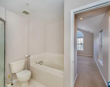 102 Lakeview - Photo Thumbnail 17