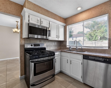 3423 Green Fields Drive - Photo Thumbnail 12