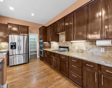 1912 Woodbury Street - Photo Thumbnail 1