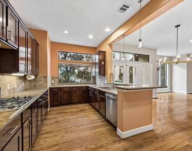 1912 Woodbury Street - Photo Thumbnail 2