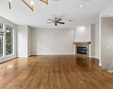1912 Woodbury Street - Photo Thumbnail 4
