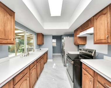 16835 Kilwinning Drive - Photo Thumbnail 18