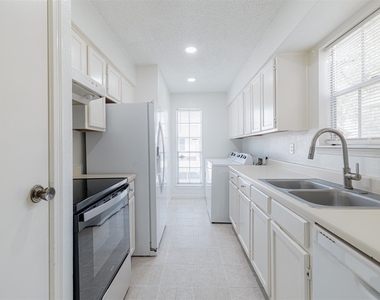 11201 Lynnbrook Drive - Photo Thumbnail 3