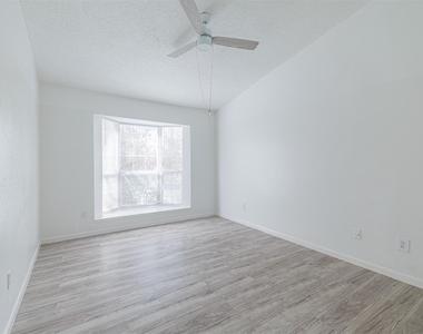 11201 Lynnbrook Drive - Photo Thumbnail 8