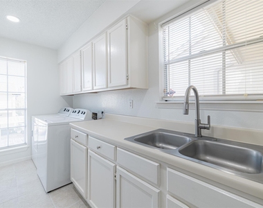 11201 Lynnbrook Drive - Photo Thumbnail 4