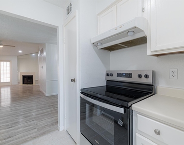 11201 Lynnbrook Drive - Photo Thumbnail 5