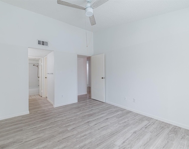 11201 Lynnbrook Drive - Photo Thumbnail 9