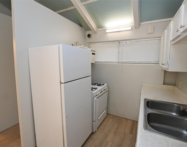 3235 Greenbriar Drive - Photo Thumbnail 5