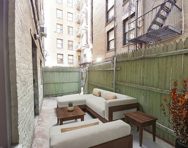W 11th St & Waverly Pl - Photo Thumbnail 5