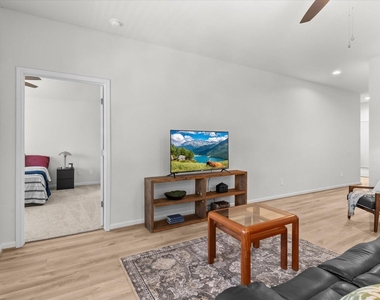 304 Del Monte Drive - Photo Thumbnail 9