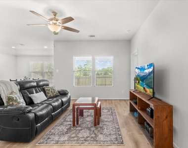 304 Del Monte Drive - Photo Thumbnail 6