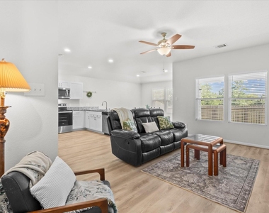 304 Del Monte Drive - Photo Thumbnail 7
