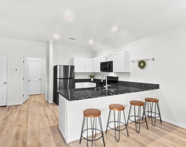304 Del Monte Drive - Photo Thumbnail 15
